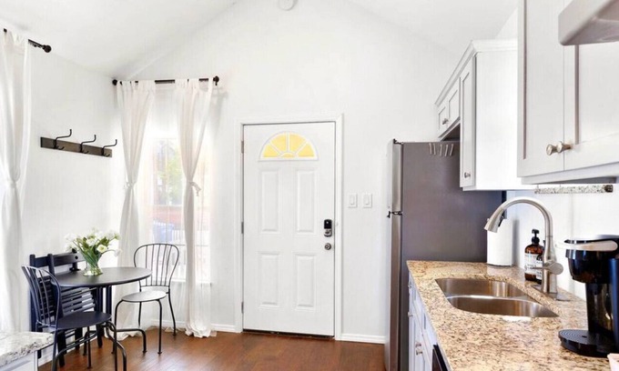 Alta Vista House | 921 W French Pl · Guest Casita with Colonial Decor 10 Mins to Alamo