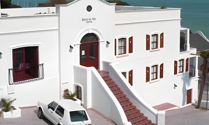 Gordons Bay Central Bed & Breakfast | 95 m² Bed and breakfast ∙ 127 guests