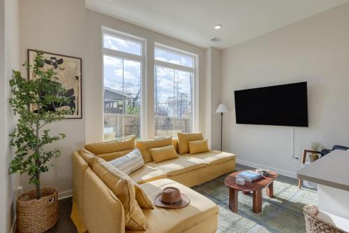 McFerrin Park House | 98 Degrees by AvantStay Covered Balcony Lounge Newly Built 4BDR Home