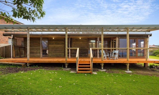Dalmeny House | 98 Ocean Parade - Rustic Log Cabin