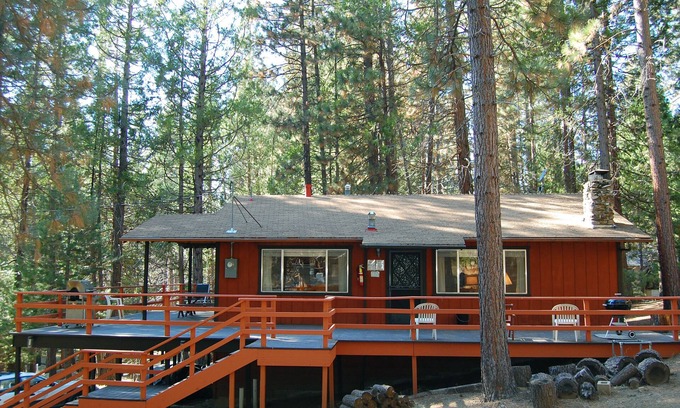 North Wawona Cabin | (9B) Deer Hollow at The Redwoods In Yosemite