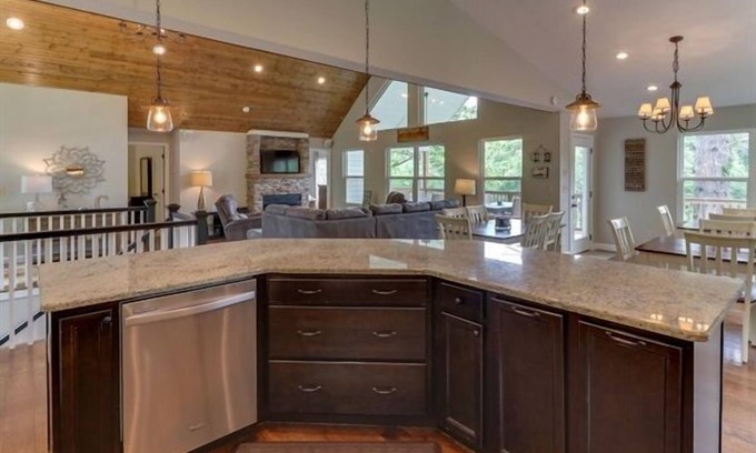 La Follette House | 9Bed/9Bath Private Dock Quiet Cove Near Marinas