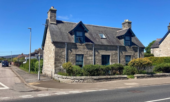 Brora Cottage | A 2-bedroom cosy cottage based at the heart of the rural village of Brora.