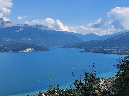 Sevrier Apartment | A 200 mètres du lac d'Annecy, spacieux appartement 3 chambres avec terrasse et jardin