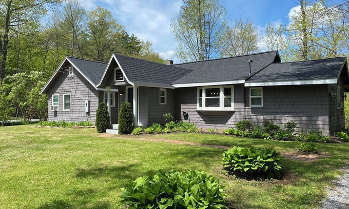 Greenfield Center House | A 3BR modern traditional getaway only 6 minutes to Downtown Saratoga