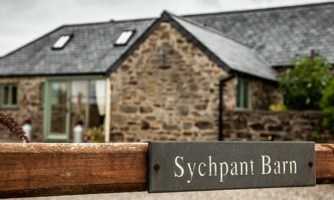 Crymych House | A beautiful barn conversion nestled amongst the hills.
