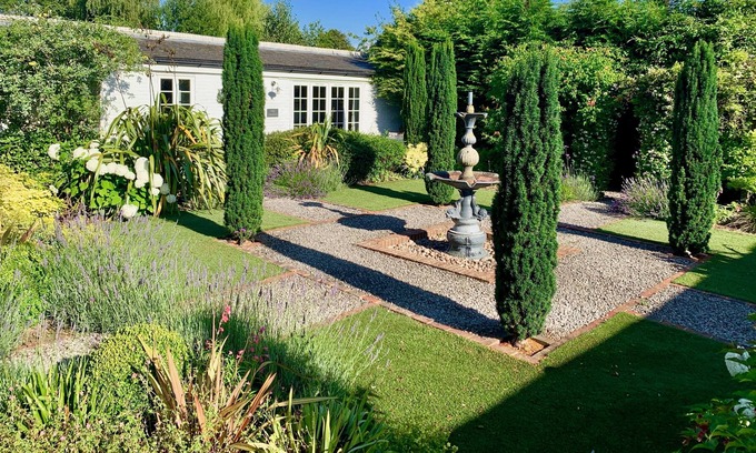 Ham Apartment | A beautiful, boutique annexe, situated in a peaceful courtyard (pets welcome).