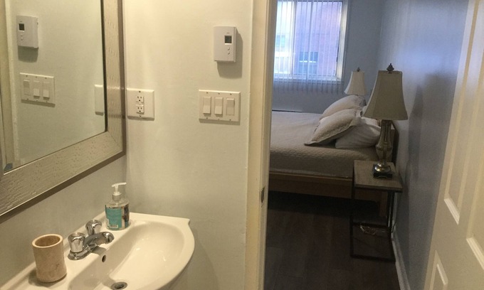 Cote-Saint-Luc House | A beautiful newly renovated bright and clean upper apartment in Côte St-Luc