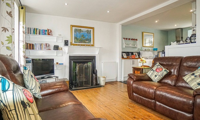 Comrie Cottage | A bright, cosy house full of history and quirkiness.