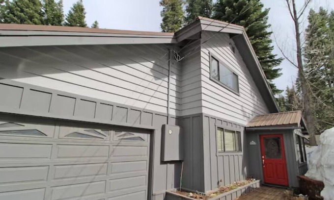 Comstock Acres House | A/C, Hot Tub, Outdoor Dining, Lawn Games & dog friendly. 4BR / 3.5ba / sleeps 9