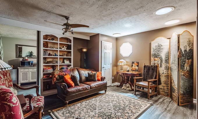Chickamauga Apartment | A Castle-Themed Stay in Historic Chickamauaga