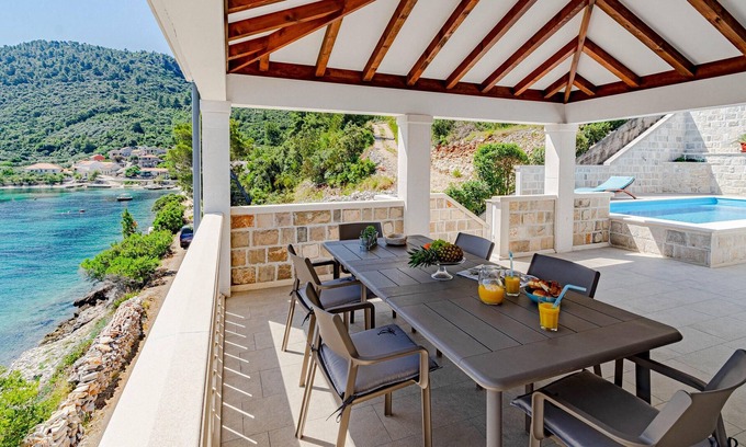 Korcula House | A characteristically charming house directly on the sea with barbecue and balconies to relax.