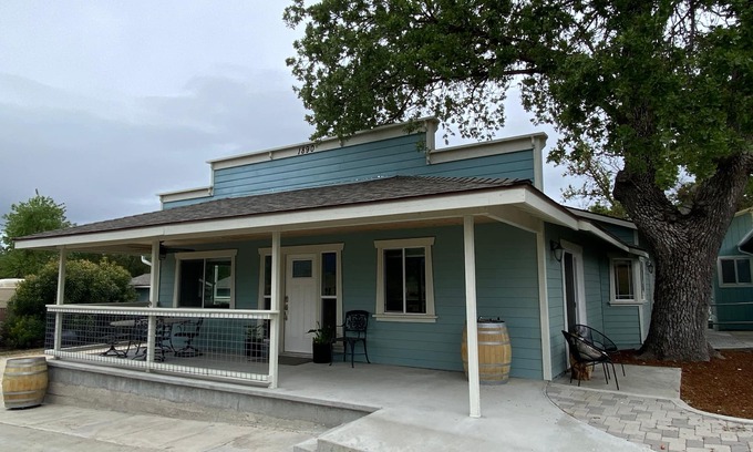 Atascadero House | A charming country escape. Near wineries, SLO, hiking, and SM Ranch & lake.