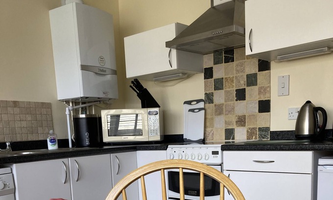 Shepton Mallet Apartment | A Charming, Spacious Twin Bed Apartment Set In An Old Market Town House
