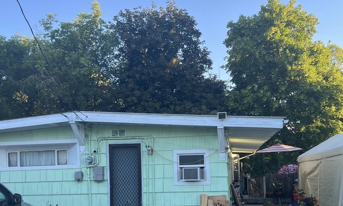 Franklin to the Fort Bed & Breakfast | A Cheerful 1 and half house located in Missoula Montana. Sleeps 3 people only.