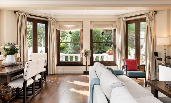 Redcliffe Apartment | A Chelsea Retreat - 2 Bedroom with Garden and Parking