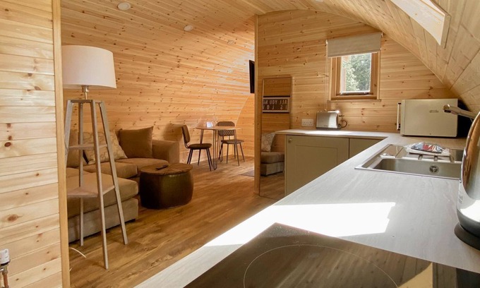 Alford Cottage | A contemporary, spacious and stylish retreat made for romantic getaways.