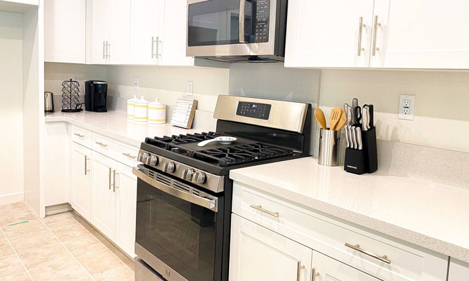 Ontario House | A Convenient House nearby Public Markets and Bars