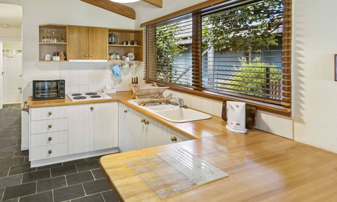 Raymond Island House | A cosy, pet-friendly holiday home on Raymond Island with fireplace
