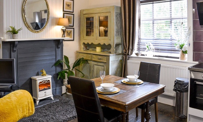 Newnham Cottage | A cosy retreat within a substantial Georgian manor house.