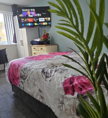 Stonnall House | A cosy room with a king-sized bed & Netflix TV