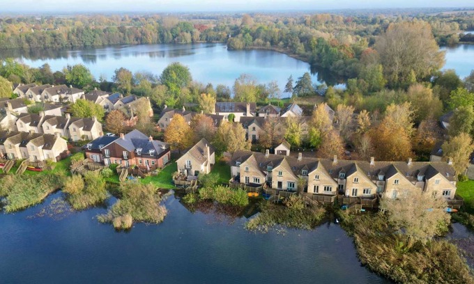 Cirencester Cottage | A cotswold stone waterside cottage that sleeps 6 guests in 3 bedrooms