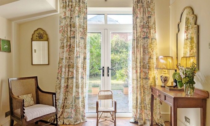 Westbourne Cottage | A country house that sleeps 4 guests in 2 bedrooms