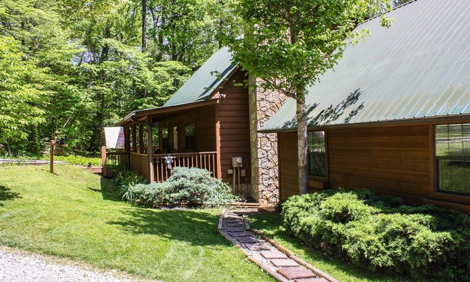Wears Valley Cabin | A Cowpoke's Dream 3 Bedroom Cabin by RedAwning