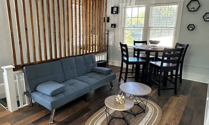 DeLand Apartment | A Cozy & Charming 2 bedroom Apartment in Historic Downtown Deland.