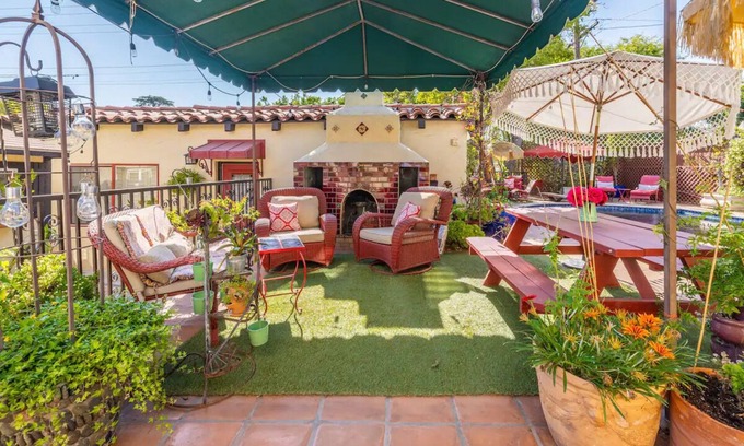 Glenwood House | A cozy cottage guesthouse w/stunning extra-large saltwater pool