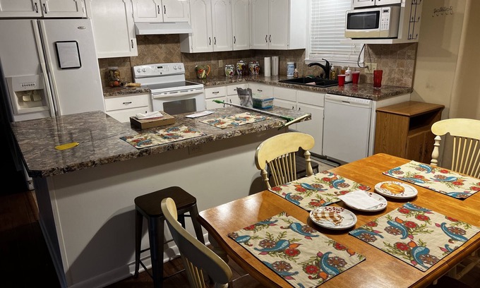 Heber Springs House | A cozy lake retreat with all the amenities and a fireplace.