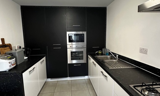 Loughton House | A cozy, spacious house with 2 bedrooms, 2 beds, 2 bathrooms