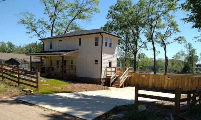 Jackson House | A Day On The Lake