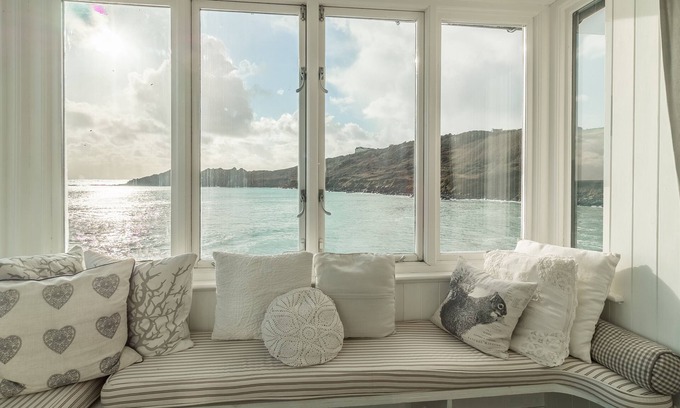 Coverack House | A dream seaside escape perfect for taking in the beauty of the Cornish coastline