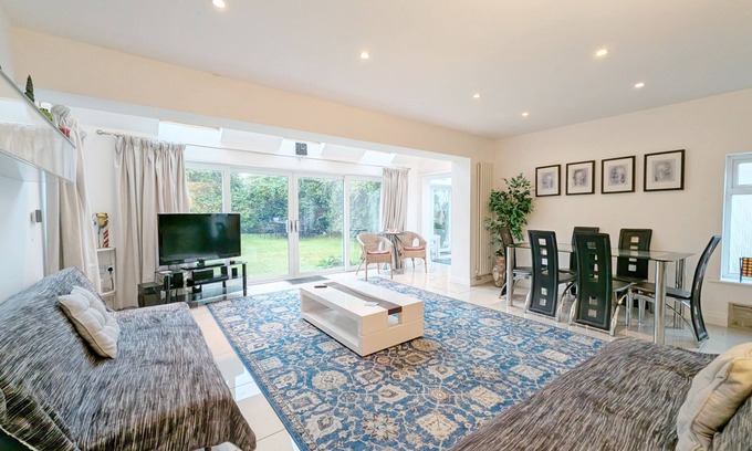West Wittering Cottage | A family house that sleeps 8 guests in 5 bedrooms