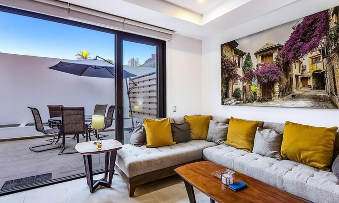 North Hotel Zone Apartment | A FEW BREEZY STEPS TO THE BEACH ~LUXURIOUS STAY~