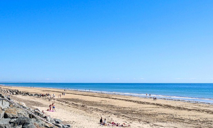 Gouville-sur-Mer House | A few kilometers from the beach, this bright and spacious cottage welcomes you.