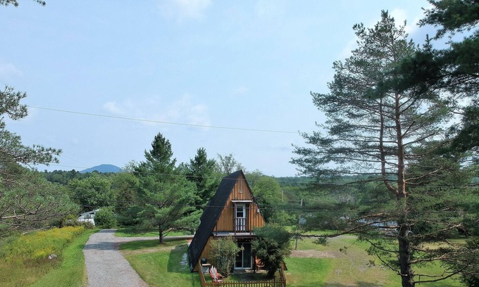 Potton Cottage | A Frame access to the river - 15 min from Mount Olwshead