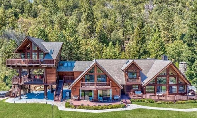 Madera County House | A-Frame - sleeps 20 - 2 Fire pits - 2 Hot Tubs - Putting Green