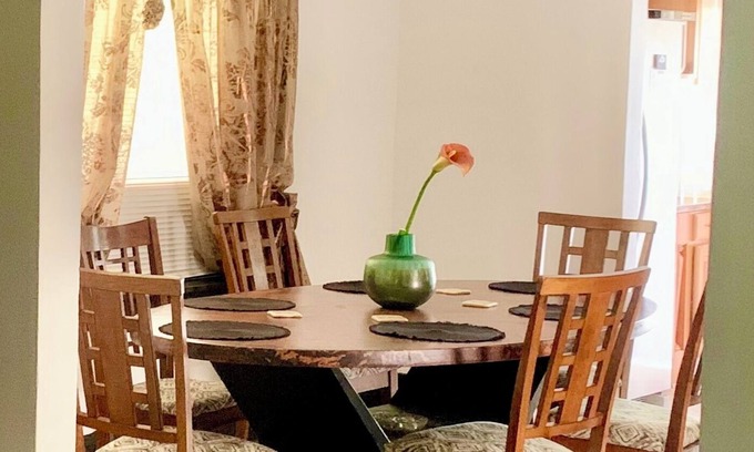 Akron House | A Gem near the Lake