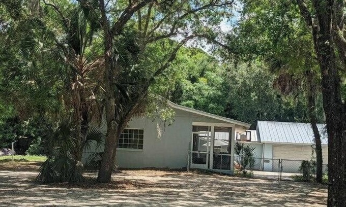 Sarasota House | A Gem of Country Charm close to everything