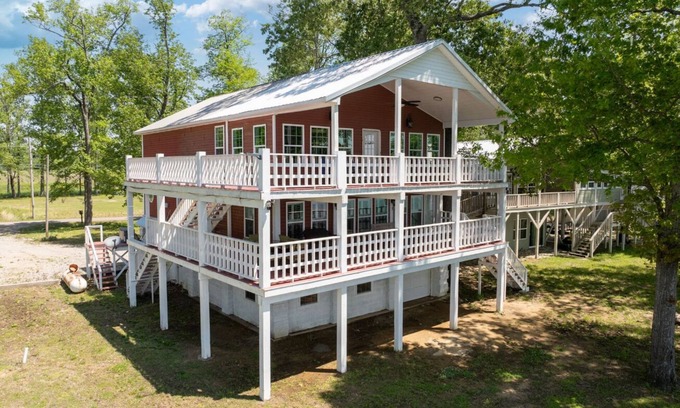 Morris Chapel House | A Gem on the Beautiful Tennessee River: Perfect for gatherings and Retreats