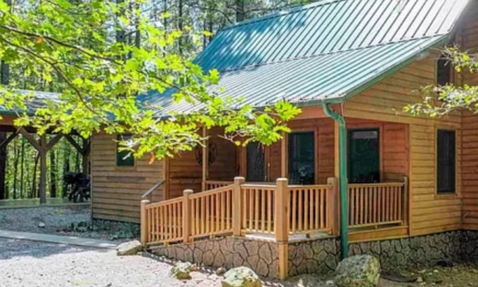 Bonnerdale Cabin | A Great Escape a Cozy 3-bedroom cabin in Mount. Ida close to Lake Ouachita.