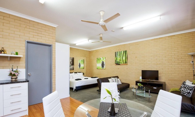 Innaloo Cabin | A Hidden Gem short stay as it is so well priced set in a well kept garden
