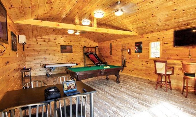 Sevierville Ski Chalet | A Hillside Getaway- FREE attraction tickets for each paid day, Hot Tub, Game Room, WIFI