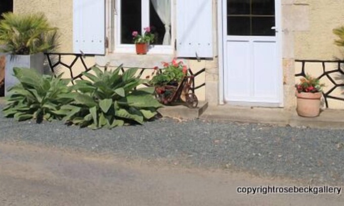 La Caillere-Saint-Hilaire House | A Holiday Home in St Hilaire Du Bois Near Puy Du Fou And Vendée Beaches