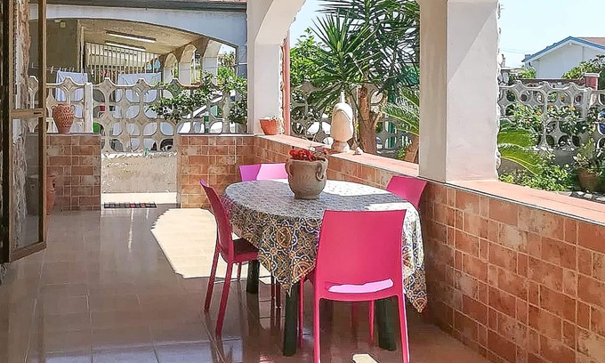 Pachino House | A homey and rustic cottage with a terrace and garden near the beach.
