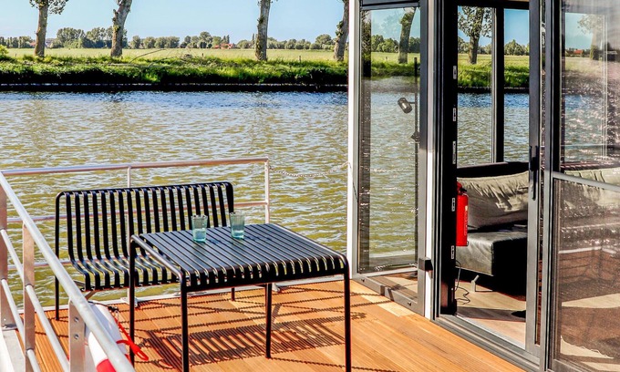 Nieuwpoort Boat Rental | A houseboat for two people and a pet.