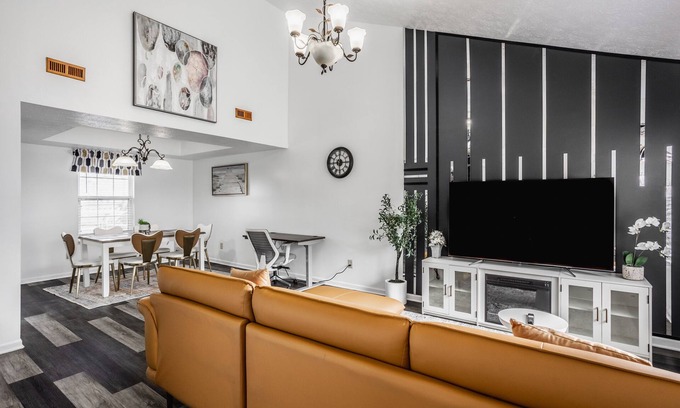 Indianapolis House | A king Size Bed Fun House