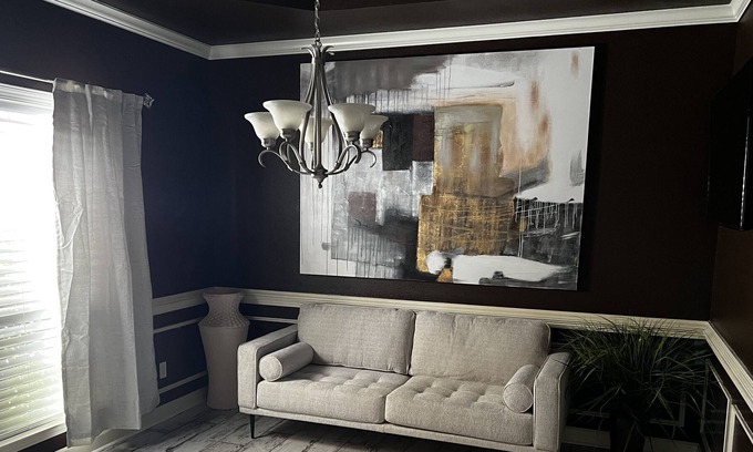 Benton House | A kings 3 Bedroom Home with a MODERN TOUCH!!!